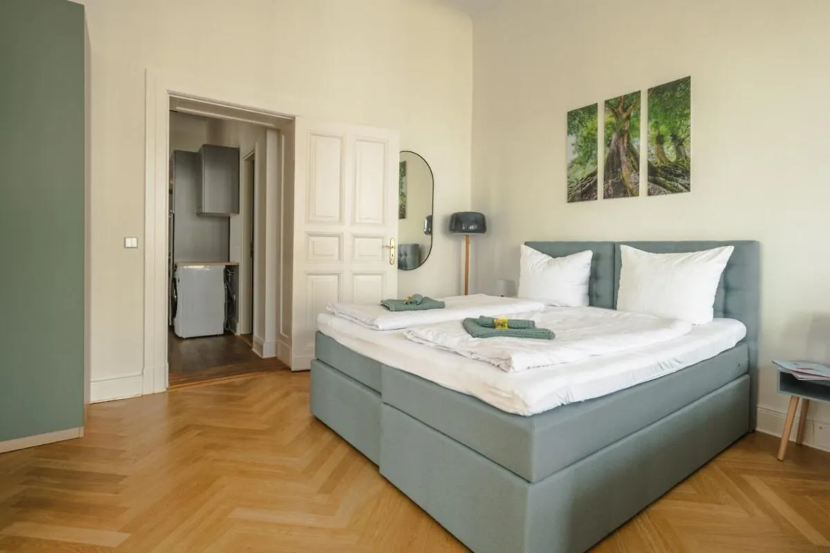 Kaiser 04 By Rockchair Apartments L Superhost Status L 3 Bedrooms Boxspringbeds 2 Bathrooms L Cozy Family & Business Flair 155 Sqm 3 Balcony 4Th Floor Elevator Up To 10 Guests Welcomes You! Βερολίνο