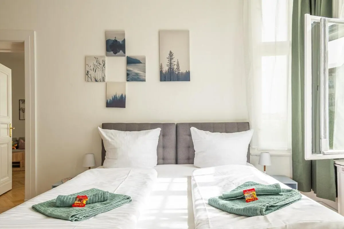 Kaiser 04 By Rockchair Apartments L Superhost Status L 3 Bedrooms Boxspringbeds 2 Bathrooms L Cozy Family & Business Flair 155 Sqm 3 Balcony 4Th Floor Elevator Up To 10 Guests Welcomes You! Βερολίνο