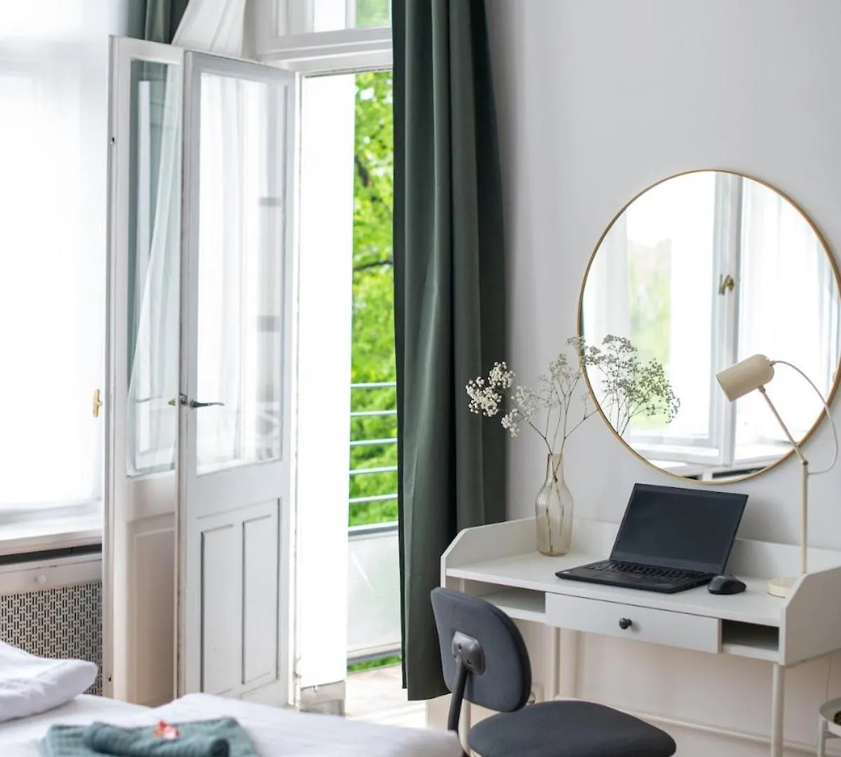 Kaiser 04 By Rockchair Apartments L Superhost Status L 3 Bedrooms Boxspringbeds 2 Bathrooms L Cozy Family & Business Flair 155 Sqm 3 Balcony 4Th Floor Elevator Up To 10 Guests Welcomes You! Βερολίνο