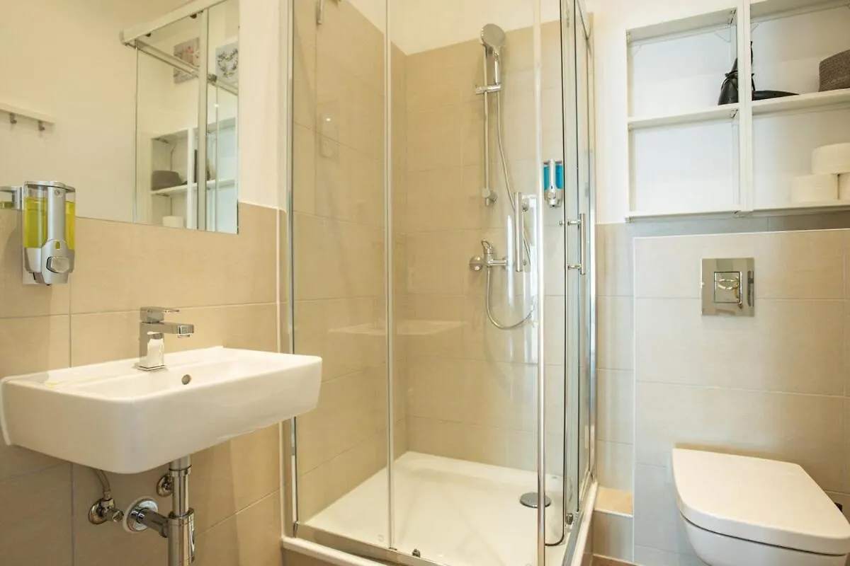Kaiser 04 By Rockchair Apartments L Superhost Status L 3 Bedrooms Boxspringbeds 2 Bathrooms L Cozy Family & Business Flair 155 Sqm 3 Balcony 4Th Floor Elevator Up To 10 Guests Welcomes You! Βερολίνο