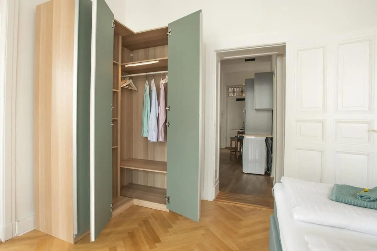 Kaiser 04 By Rockchair Apartments L Superhost Status L 3 Bedrooms Boxspringbeds 2 Bathrooms L Cozy Family & Business Flair 155 Sqm 3 Balcony 4Th Floor Elevator Up To 10 Guests Welcomes You! Berlin