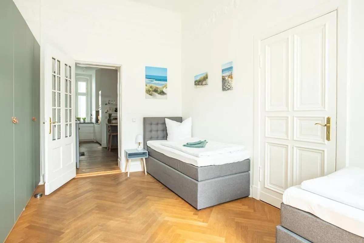 Kaiser 04 By Rockchair Apartments L Superhost Status L 3 Bedrooms Boxspringbeds 2 Bathrooms L Cozy Family & Business Flair 155 Sqm 3 Balcony 4Th Floor Elevator Up To 10 Guests Welcomes You! Berlin 0*,