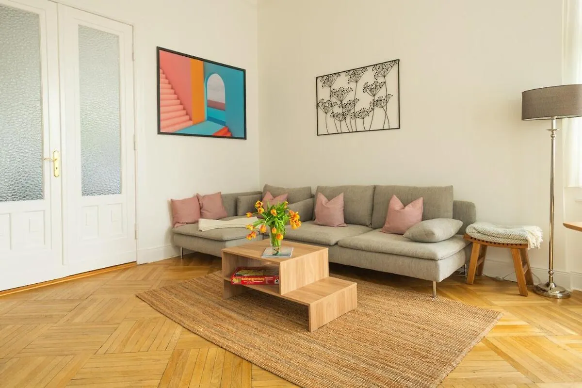 Kaiser 04 By Rockchair Apartments L Superhost Status L 3 Bedrooms Boxspringbeds 2 Bathrooms L Cozy Family & Business Flair 155 Sqm 3 Balcony 4Th Floor Elevator Up To 10 Guests Welcomes You! Berlin Deutschland