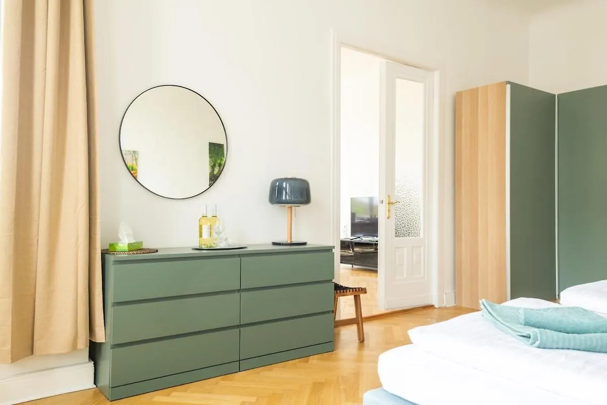 Kaiser 04 By Rockchair Apartments L Superhost Status L 3 Bedrooms Boxspringbeds 2 Bathrooms L Cozy Family & Business Flair 155 Sqm 3 Balcony 4Th Floor Elevator Up To 10 Guests Welcomes You! Berlin 0*,